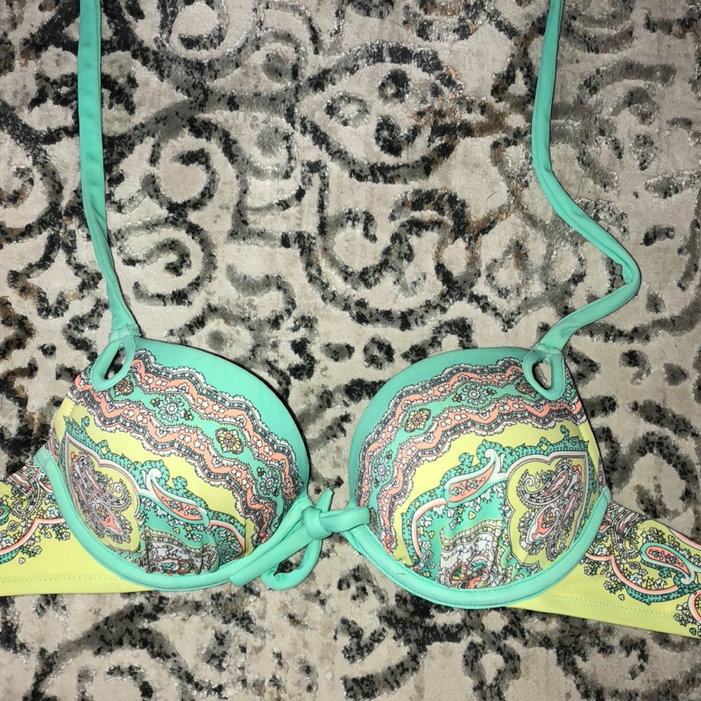 VS bombshell kini